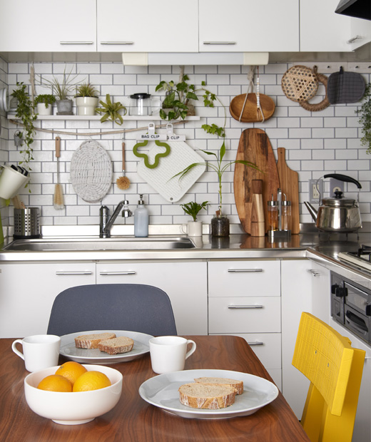 Създай подредена кухня с прибори от IKEA. Чинии с храна върху маса в кухнята.