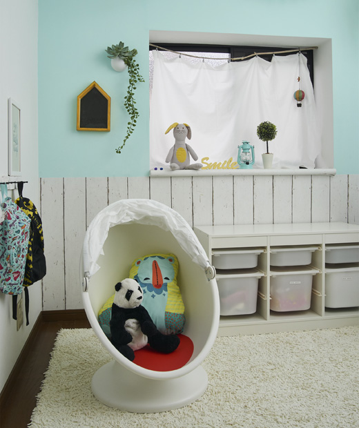 Използвай мек килим, кутии за съхранение на играчки IKEA TROFAST и детски стол IKEA PS LÖMSK, за да създадеш забавна деска стая за игра. Детска стая за игра с кутии за съхранение и играчки, поставени на детски стол върху килим.