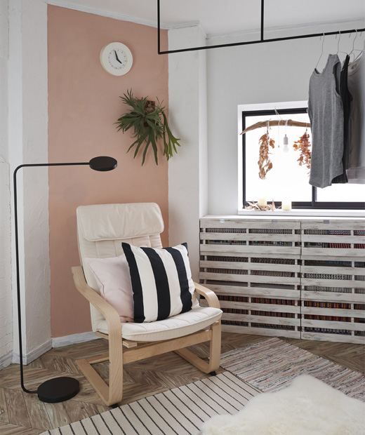 Създай уютен ъгъл за четене с фотьойл и подова лампа IKEA YPPERLIG. Фотьойл и подова лампа в ъгъла на стая.