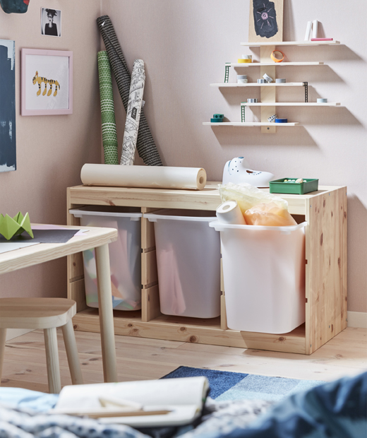 Използвайте системата за съхранение IKEA TROFAST, за да подредите арт пособията в детската стая. Кутии за съхранение с арт материали.